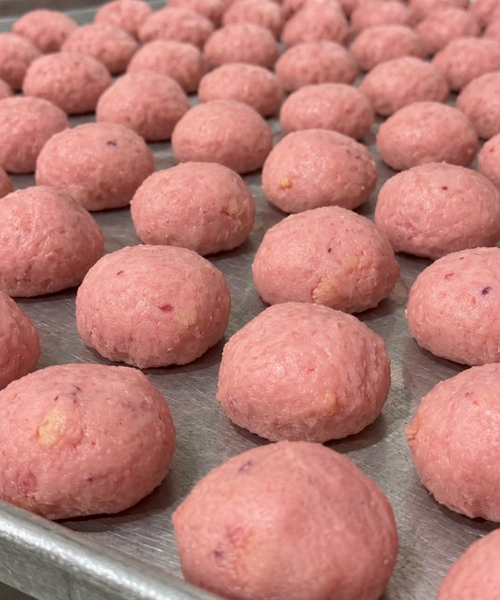 Chipacitos ya boleados, uno al lado del otro en la bandeja